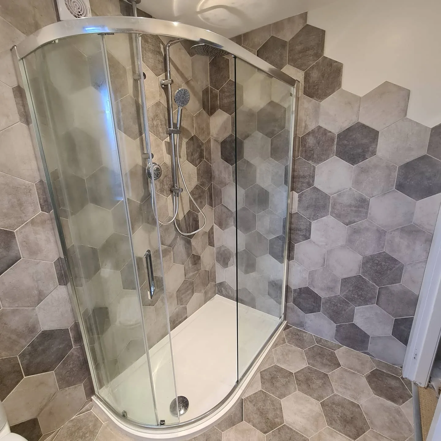 Hexagonal tiled quadrant shower installation